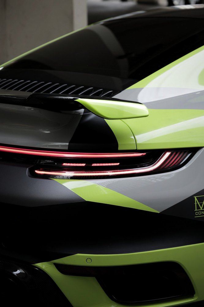 Light bar and lime livery on the tail of a Porsche